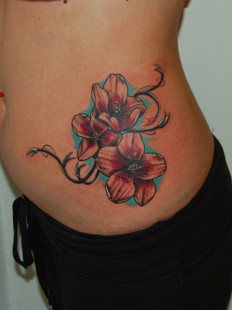 belli fiori esotici colorati tatuaggio su fianco