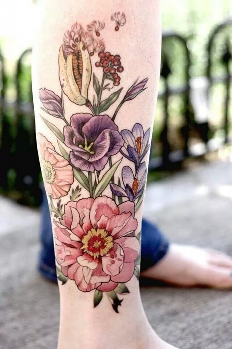 bellissimo disegno colorato grandi fiori tatuaggio su gamba